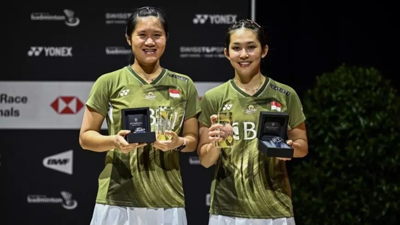 Ekspresi ganda putri Lanny Tria Mayasari/Ribka Sugiarto usai menjuarai Swiss Open 2024.