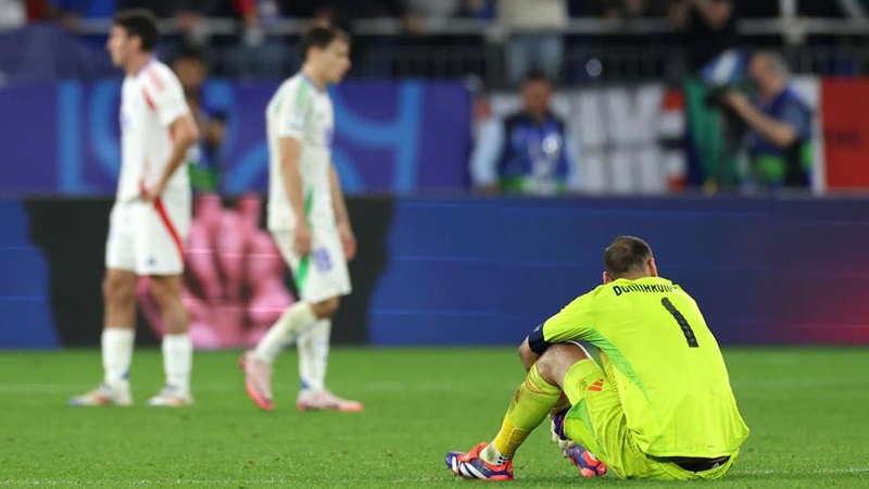 Kiper Italia, Gianluigi Donnarumma, tertunduk lesu usai dikalahkan Spanyol di Euro 2024.