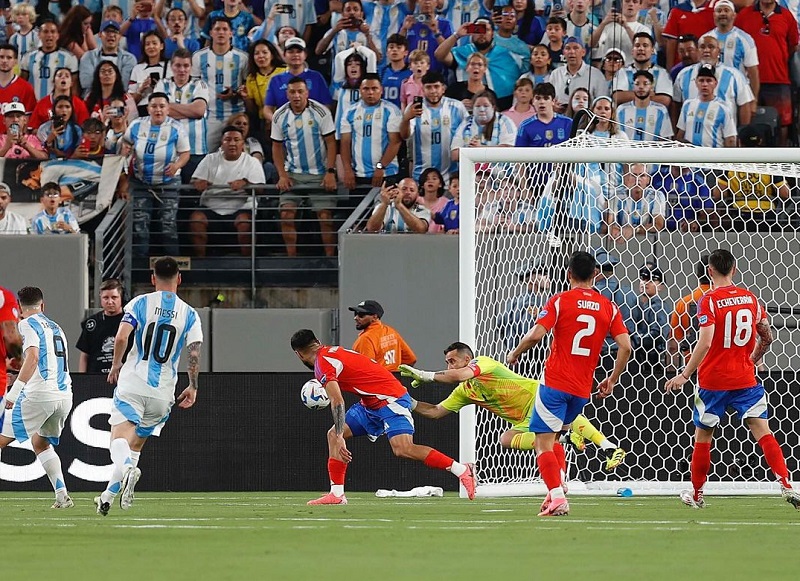 Aksi kiper Chile, Claudio Bravo menahan serangan Argentina di Copa America 2024