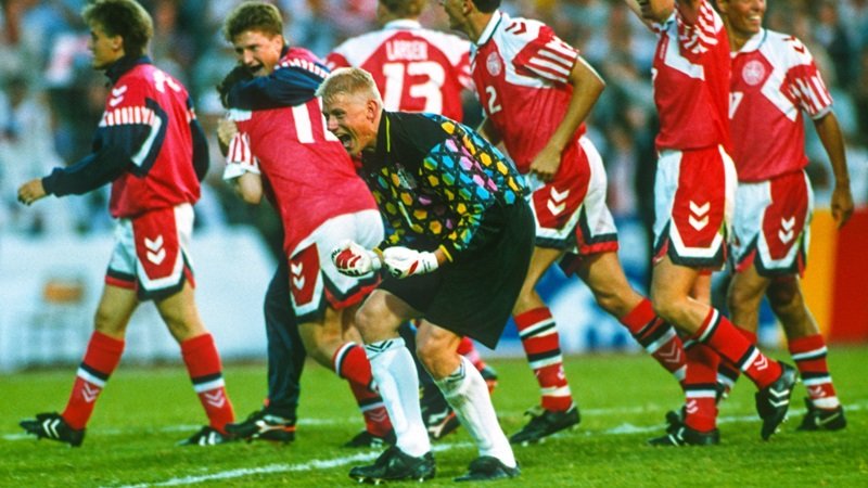Kiper Denmark, Peter Schmeichel, meluapkan kegembiraan usai pertandingan Euro 1992.