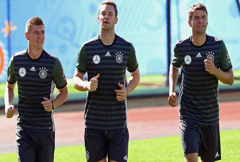 Toni Kroos (kiri), Manuel Neuer (tengah), dan Thomas Muller merupakan tiga pemain senior Timnas Jerman di Euro 2024.