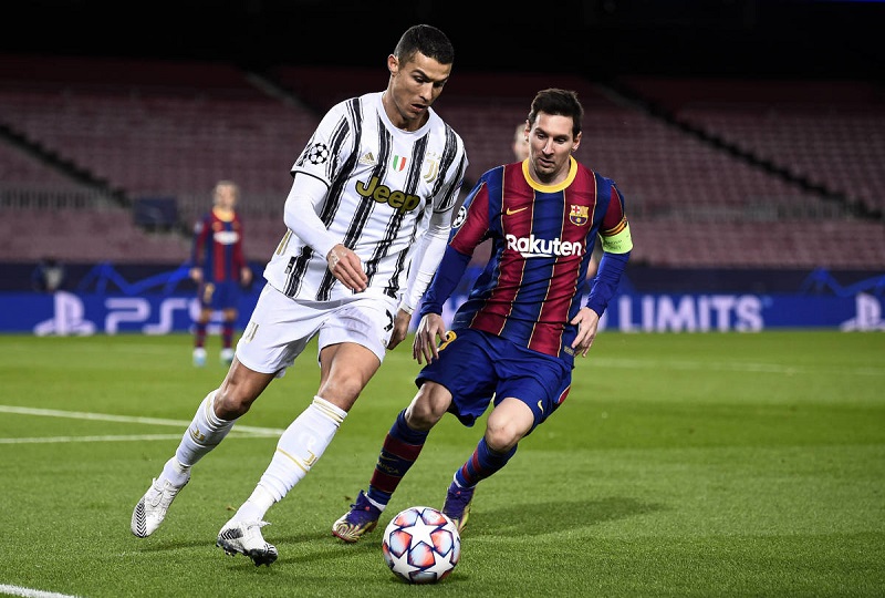 Cristiano Ronaldo (kiri) saat bermain untuk Juventus melawan Lionel Messi dari Barcelona di pertandingan Liga Champions