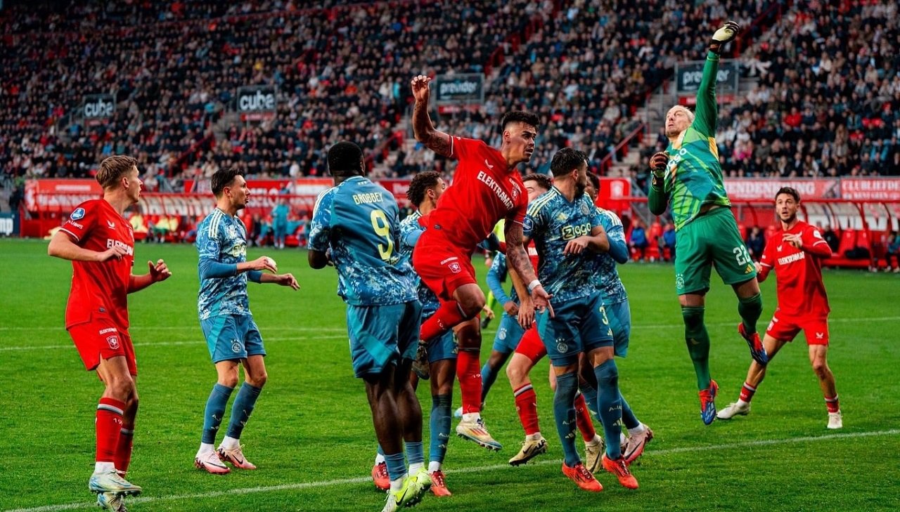 Twente vs Ajax: Main 84 Menit, Mees Hilgers Lakukan Save Krusial Membuat de Godenzonen Gigit Jari 