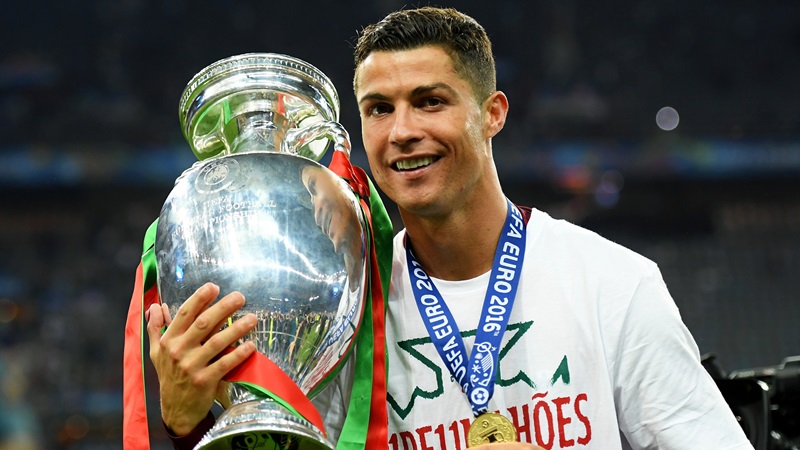 Cristiano Ronaldo memeluk trofi Euro 2016.