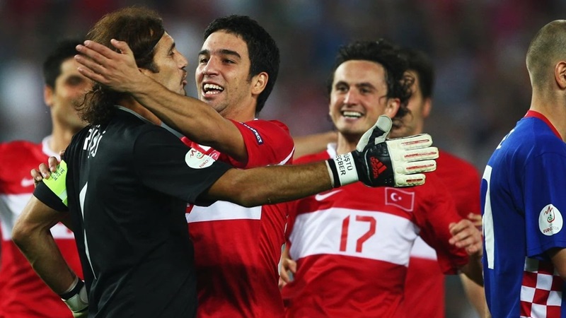 Kiper Turki, Rustu Recber, dipeluk rekan setim usai menjadi penentu kemenangan atas Kroasia di babak adu penalti Euro 2008.