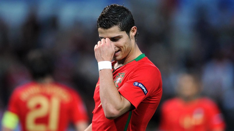 Ekspresi kecewa Cristiano Ronaldo dalam pertandingan Euro 2008.