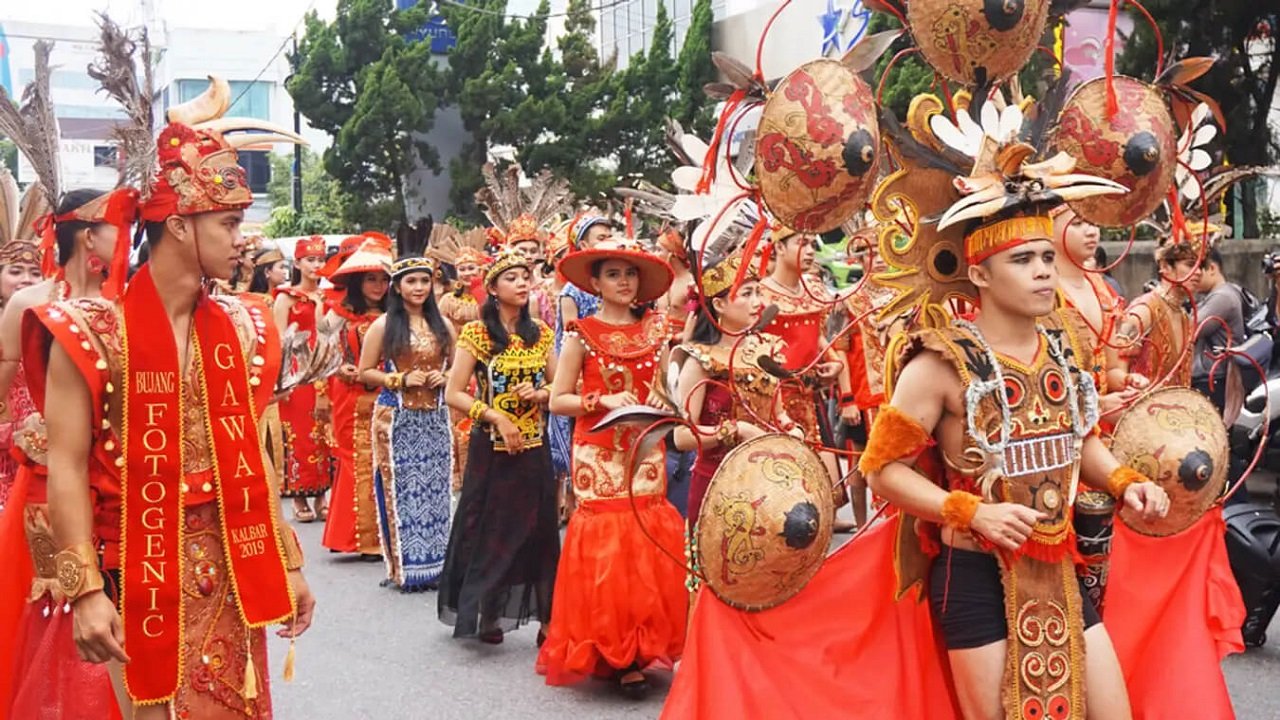 7 Pakaian Adat Kalimantan Barat Beserta Gambar dan Aksesoris Tradisionalnya
