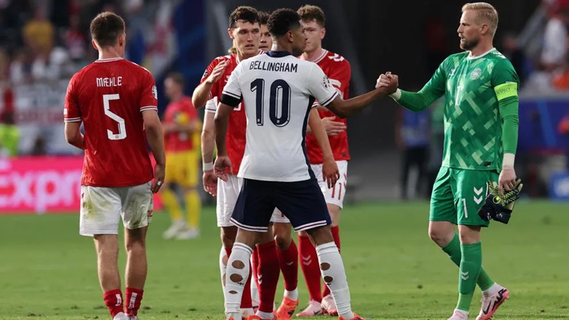 Kiper Denmark, Kasper Schmeichel, menyalami pemain Inggris usai pertandingan Euro 2024.