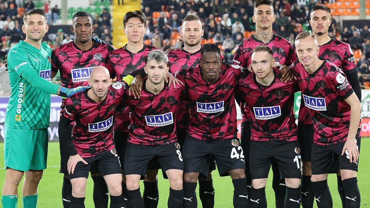 Susunan Pemain Trabzonspor vs Alanyaspor di Piala Turki 2024/25
