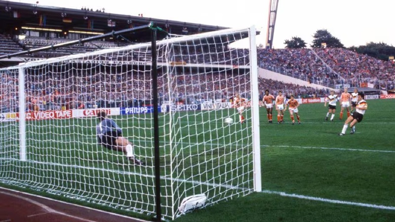 Jerman Barat membobol gawang Belanda via tendangan penalti di Euro 1988.