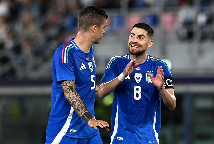 (Kiri-kanan) Mancini dan Jorginho saat pertandingan persahabtan lawan Turki 5 Juni 2024