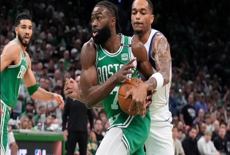 Shooting guard Boston Celtics, Jaylen Brown (tengah) berebut bola dengan center Dallas Mavericks, Daniel Gafford.