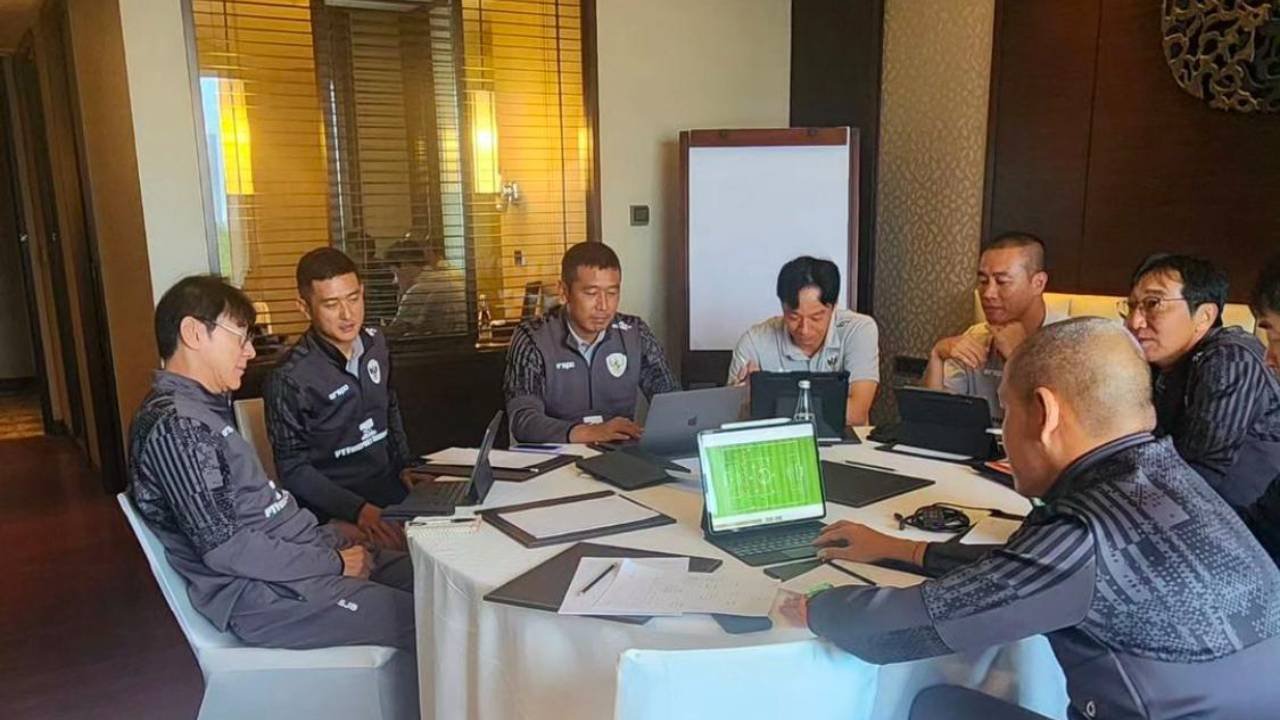 Serius! Shin Tae-yong Ajak Semua Staf Rapat, Rancang Strategi Tumbangkan Jepang