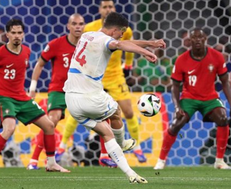 Pemain Ceko, Lukas Provod cetak gol ke gawang Portugal dari luar kotak penalti