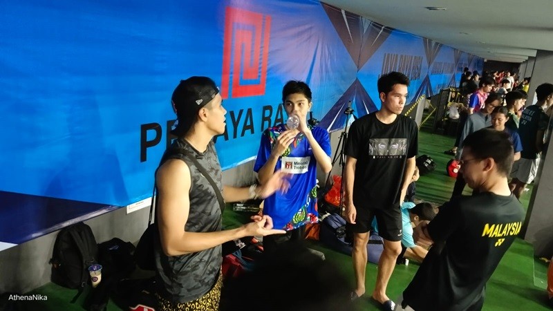Tiga putra Marleve Mainaky, Alweyn (kiri), Aloysius (tengah), dan Alden (kanan) berdiskusi usai pertandingan bulutangkis.