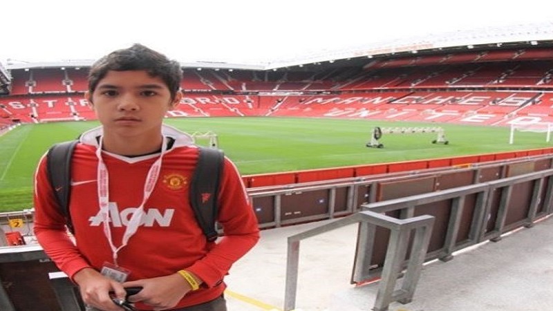 1. Al Ghazali Sambangi Stadion Old Trafford