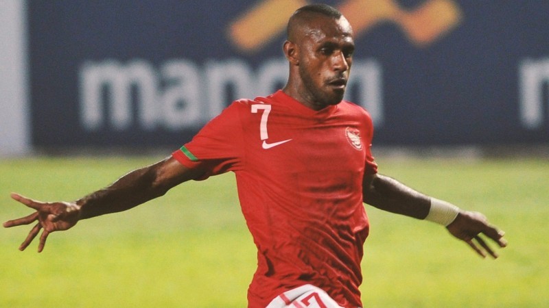 Boaz Solossa saat membela Timnas Indonesia.