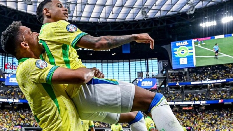 Brasil selebrasi usai cetak gol ke gawang Paraguay
