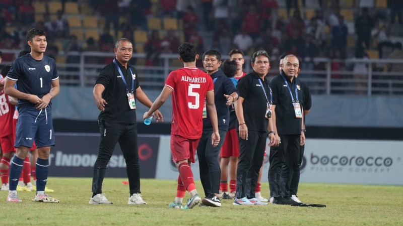 Indra Sjafri bersama ofisial Timnas Indonesia U-19