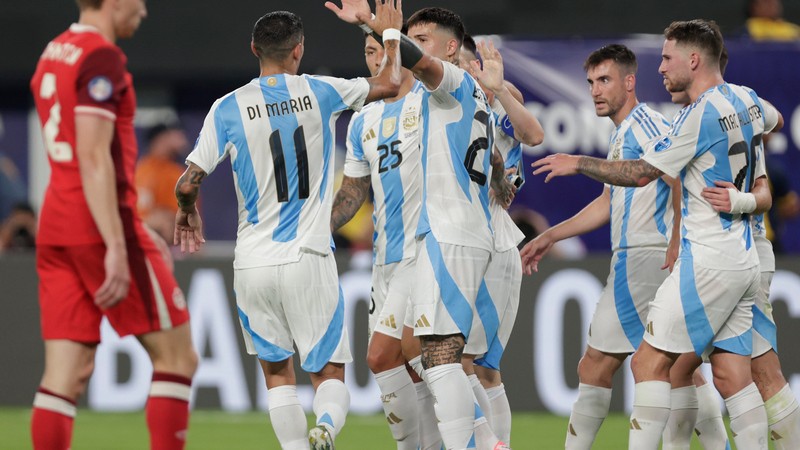 Pemain Argentina selebrasi