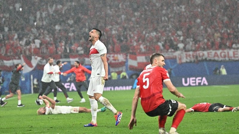 Selebrasi pemain Turki seusai membungkam Austria