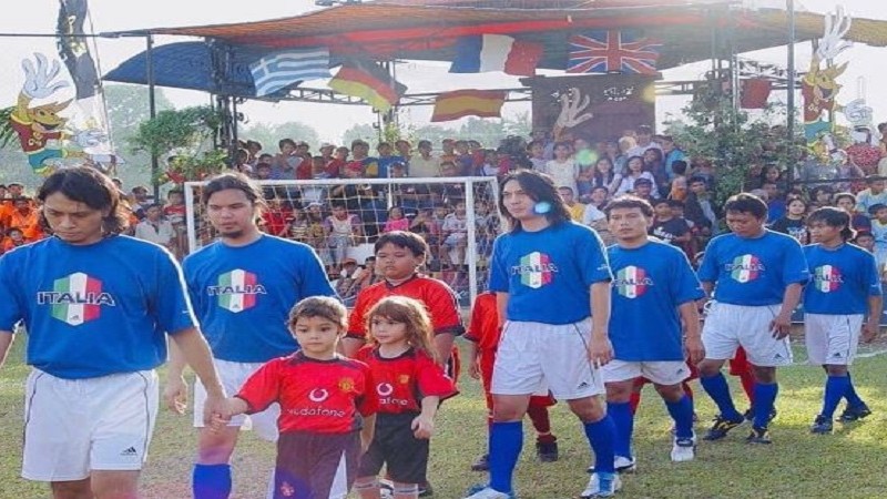 4. Potret Masa Kecil Al Ghazali Main Bola Bareng Dewa 19