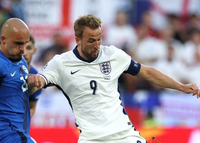 Inggris juara grup C