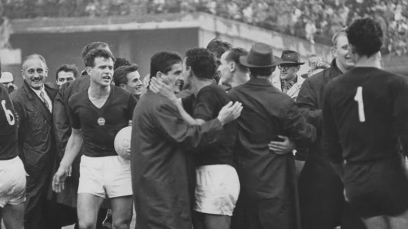 Hungaria merayakan keberhasilan memenangi laga perebutan peringkat ketiga Euro 1964 atas Denmark.