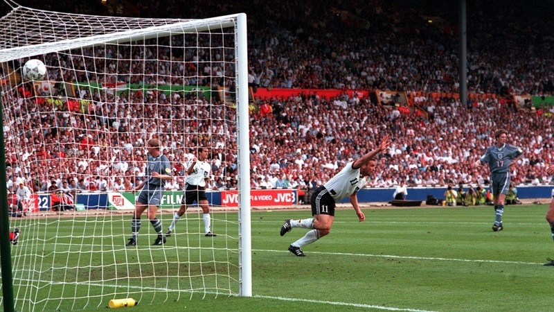 Selebrasi Stefan Kuntz usai mencetak gol dalam pertandingan Euro 1996 antara Jerman vs Inggris.