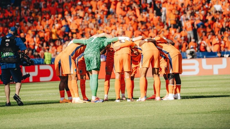Timnas Belanda menunduk