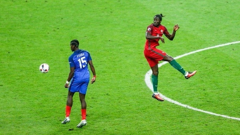Aksi striker Eder Lopes dalam pertandingan final Euro 2016 antara Portugal vs Prancis.