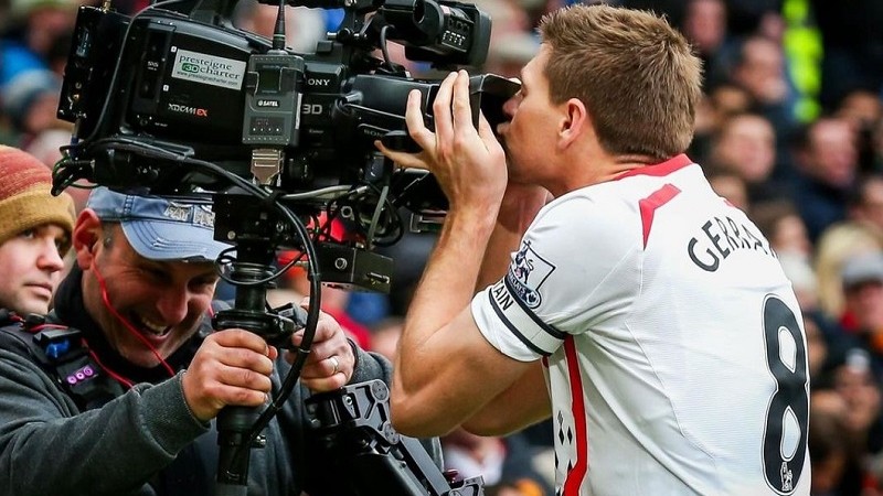 Selebrasi khas Steven Gerrard saat masih membela Liverpool