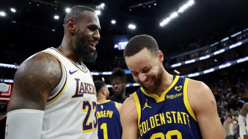 LeBron James (kiri), pemain megabintang LA Lakers, bersama Stephen Curry, pemain megabintang Golden State Warriors mengobrol usai pertandingan