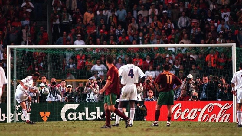 Eksekusi penalti Zinedine Zidane yang berbuah kemenangan Prancis atas Portugal di semifinal Euro 2000.