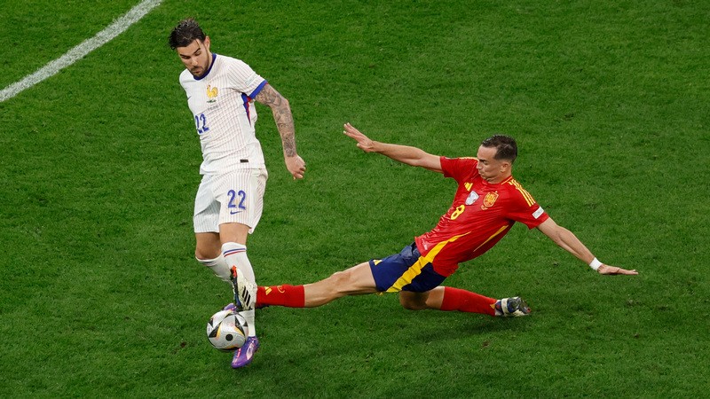 Fabian Ruiz saat berduel dengan Theo Hernandez