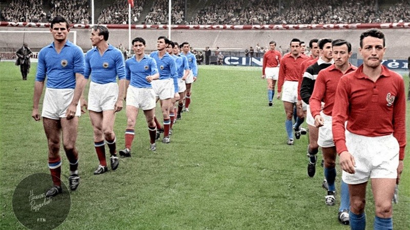 Potret pertandingan semifinal Euro 1960 antara Prancis (merah) vs Yugoslavia (biru).