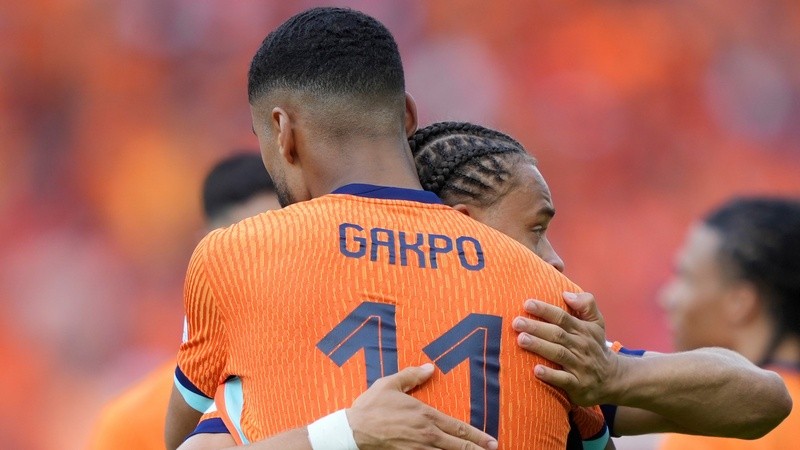 Cody Gakpo memeluk Xavi Simons