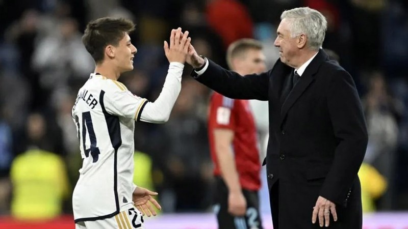 Arda Guler (kiri) saat bersama Carlo Ancelotti dalam sebuah pertandingan Real Madrid.