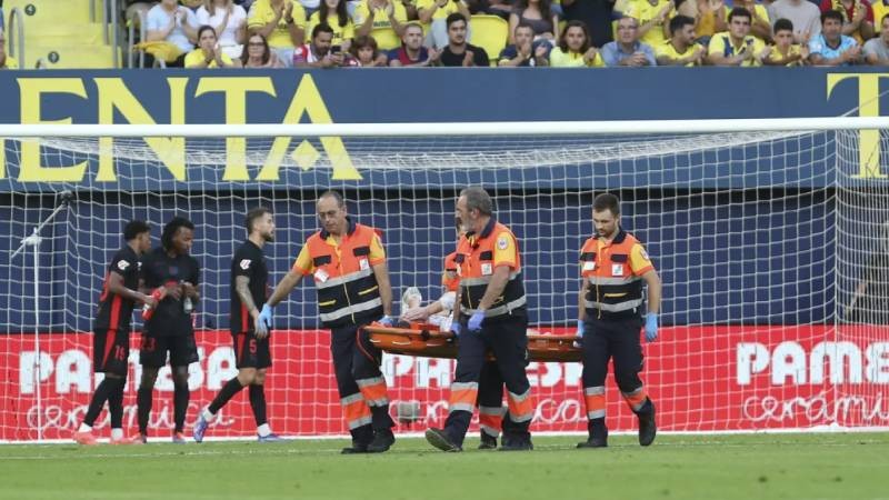 Marc-Andre Ter Stegen harus dibantu tandu untuk keluar lapangan