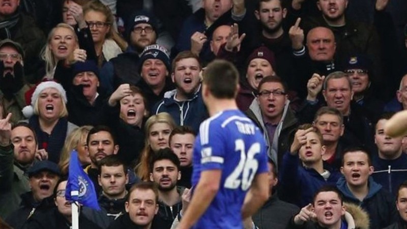 John Terry saat merayakan golnya di depan pendukung West Ham United yang ternyata di keramaian tersebut ada ayah dan pamannya.