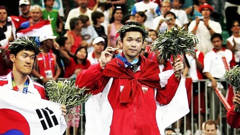 Pebulutangkis Indonesia, Taufik Hidayat, saat meraih medali emas Olimpiade di Athena 2004.