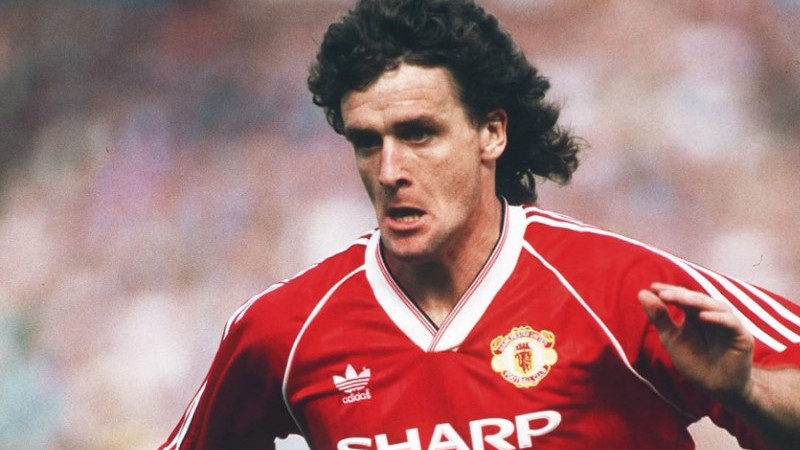 Mark Hughes saat masih bermain di Manchester United.