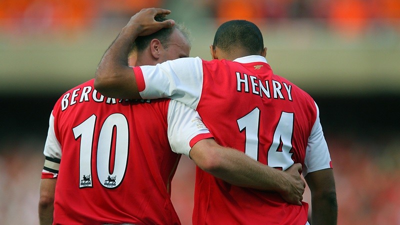 Thierry Henry menghibur seniornya, Dennis Bergkamp, yang menyandang tamu