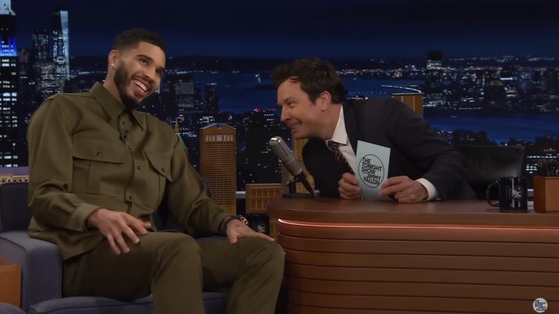 Jayson Tatum, pemain bintang Boston Celtics (kiri) bersama Jimmy Fallon dalam acara The Tonight Show.