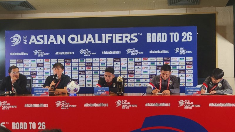 Pelatih Timnas Indonesia, Shin Tae-yong (dua dari kiri) dan pemainnya, Marselino Ferdinan (tengah) dalam konferensi pers.