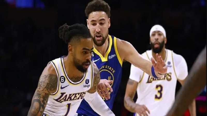 Duel antara pemain Lakers, D'Angelo Russell (kiri) dengan Klay Thompson, pemain Golden State Warriors di NBA musim 2023-24 kemarin.