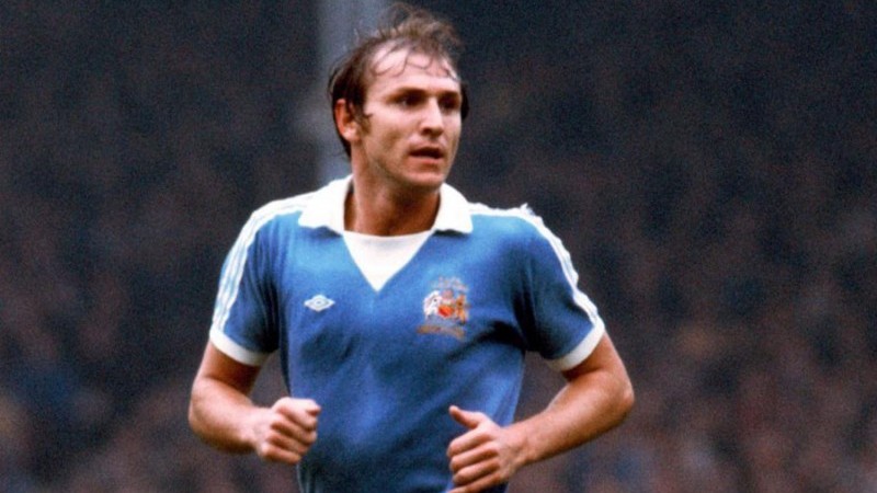 Dennis Tueart saat masih bermain di Man City
