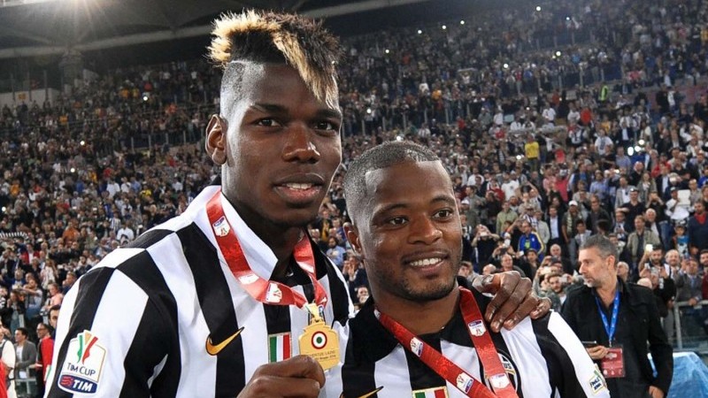 Paul Pogba (kiri) dan Patrice Evra saat masih sama-sama memperkuat Juventus.