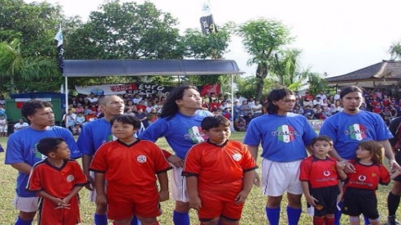 5. Momen Al Ghazali Dampingi Dewa-19 Main Bola