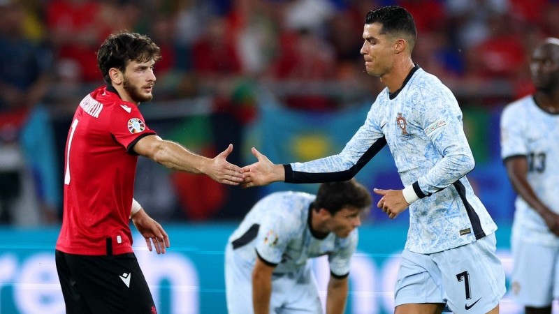 Cristiano Ronaldo bersalaman dengan Khvicha Kvaratskhelia.